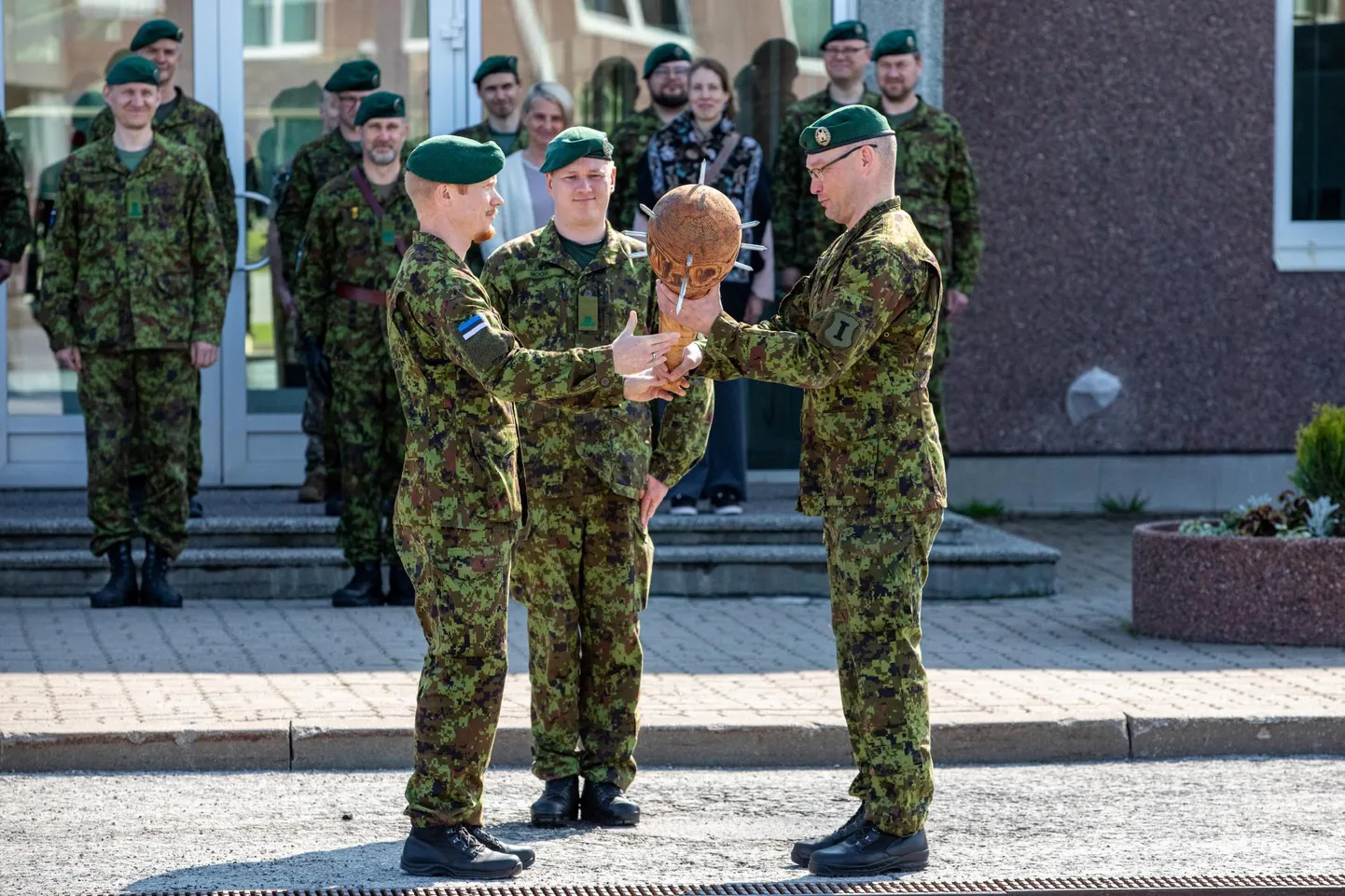 Tapa linnakus toimunud tseremoonial võtsid major Taavi Moor ja vanemveebel Tauno Lestmann üle 1. jalaväebrigaadi pioneeripataljoni juhtimise kolonelleitnant Priit Heinloolt ja staabiveebel Meelis Barbolt.