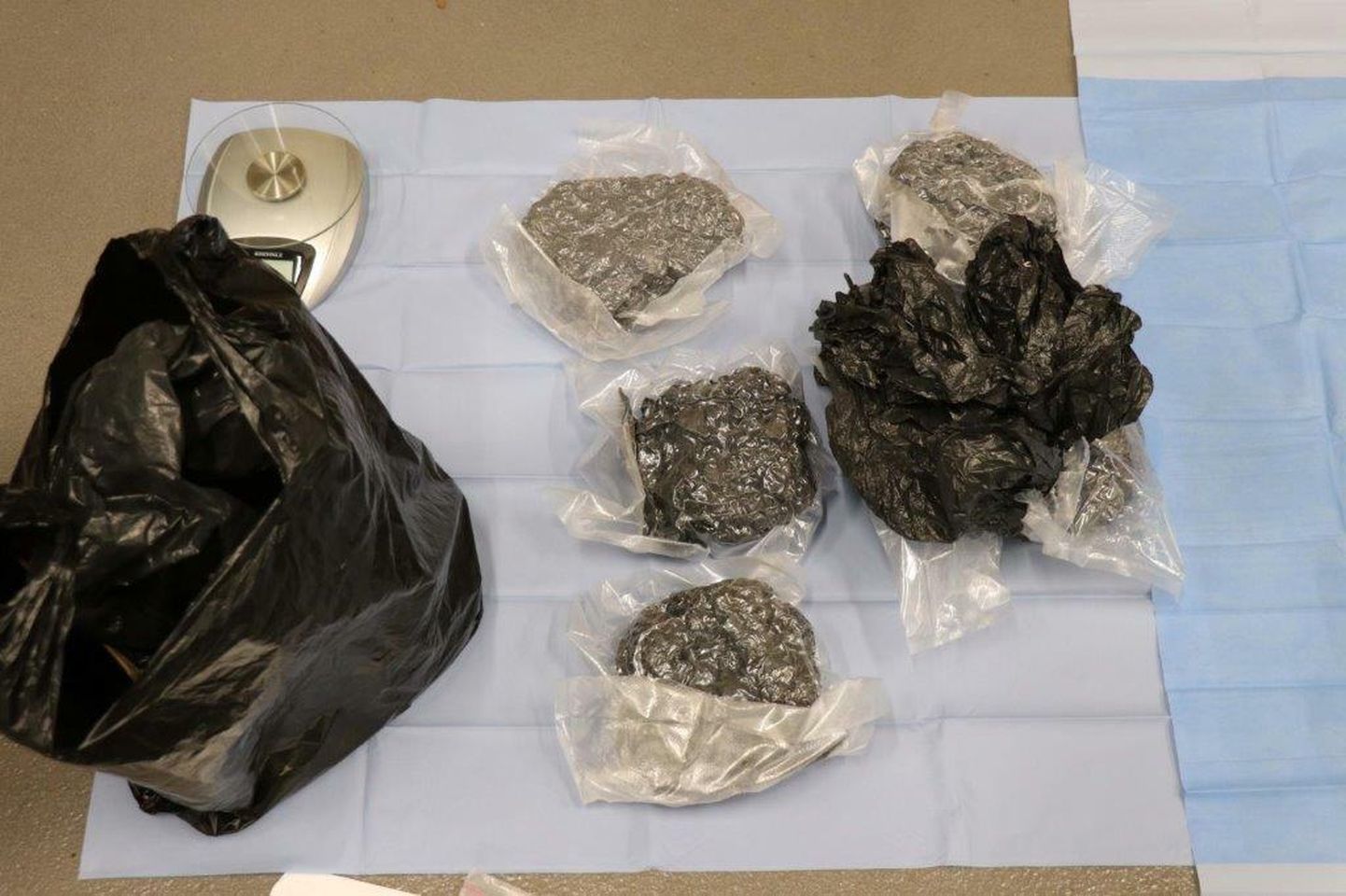 Aprilli keskpaigas avastasid politseinikud Iklas Läti numbrimärgiga autost üle viie kilogrammi amfetamiini ja 260 grammi karfentanüüli.