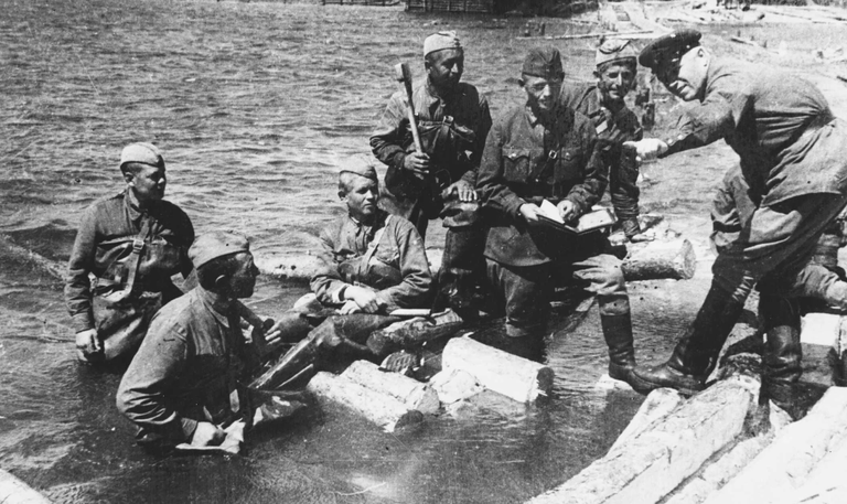 Красноармейцы форсируют Днепр в 1941 году
