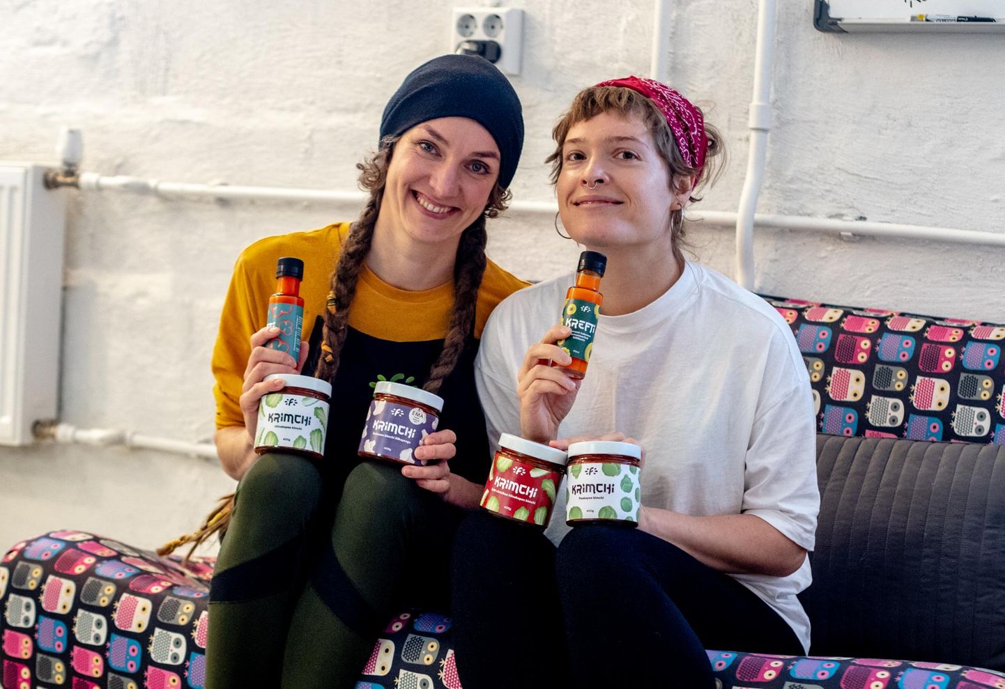 Mirjam Olem (vasakul) ja Maria Hodus teevad kimchi’t Eesti moodi.