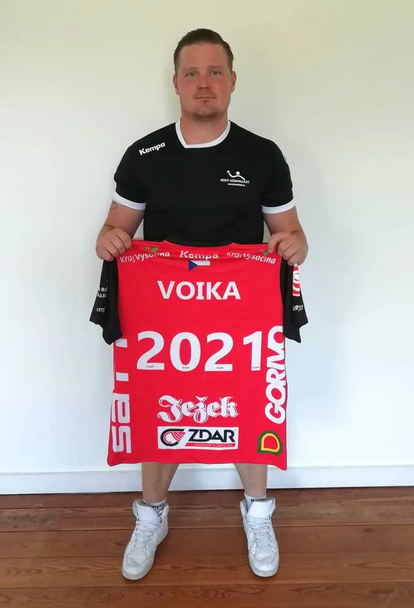 Kristo Voika uue koduklubi särgiga, kus kirjas sõlmitud lepingu lõpptähtaeg.