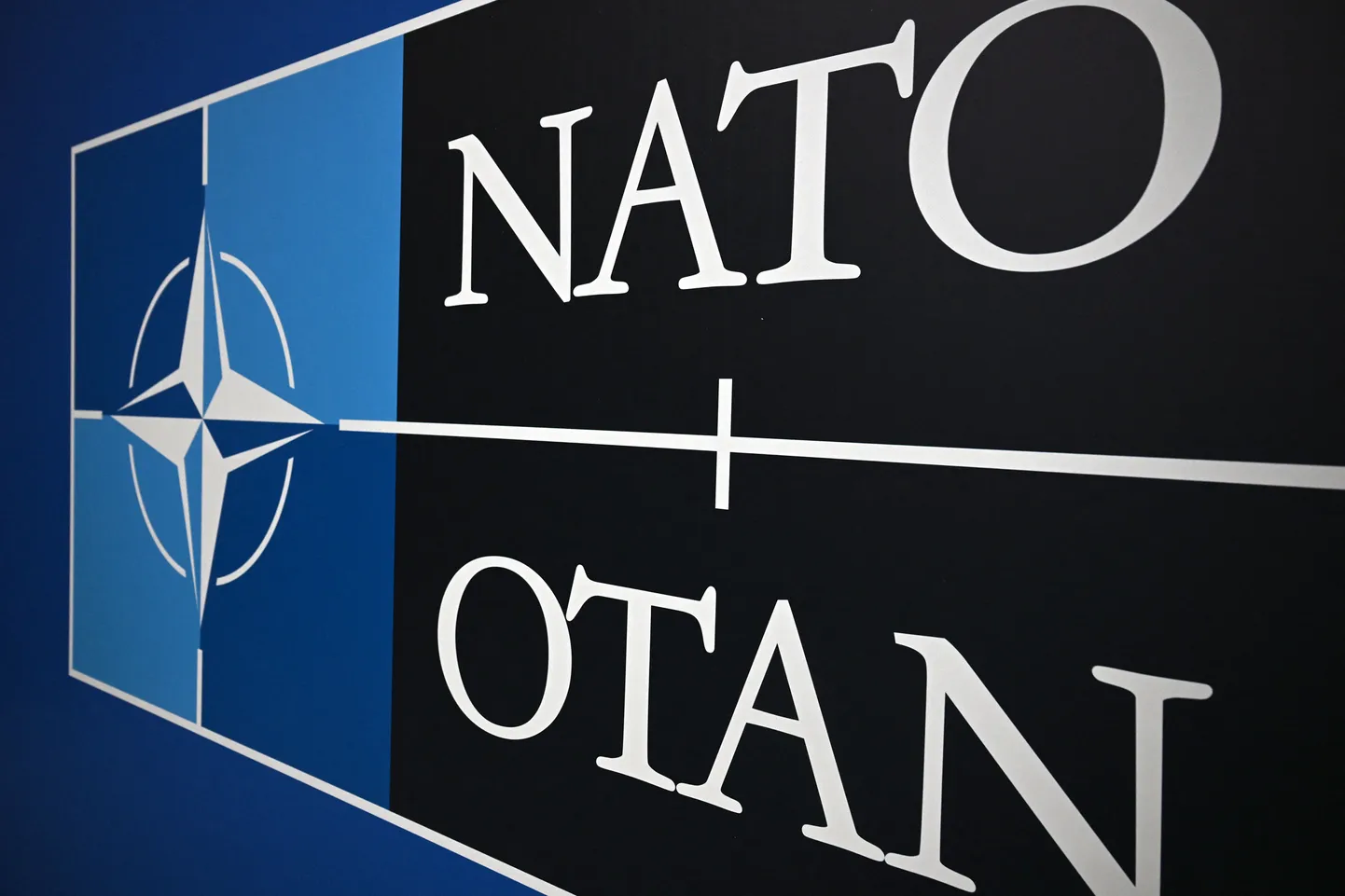 NATO logo ja kiri Türgis liidu välisministrite mitteametlikul kohtumisel 14. mail 2025. aastal.