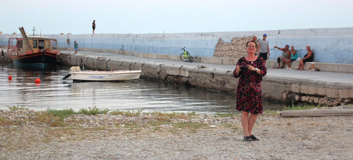 Kunstnik Lilian Mosolainen ja kohalikud kreeka kalurid Samose saarel.