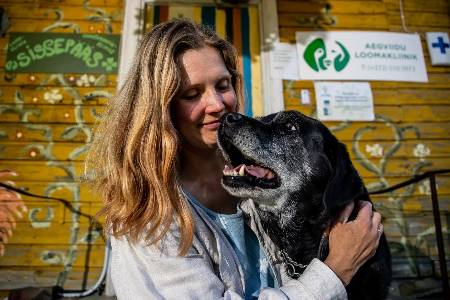 Eesti Loodus- ja Loomateraapiakeskus Aegviidus. Pildil Kristi Raava.