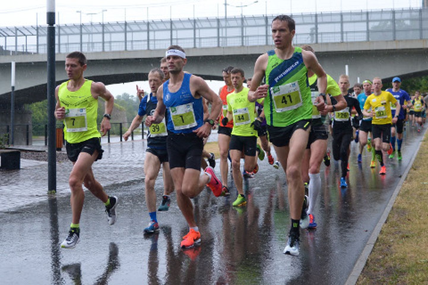 Tugevat vihma kallas kogu võistluse ajal. Poolmaratoni võitja Tiidrek Nurme (nr 1) kadus konkrentidelt eest õige pea pärast stardipauku.