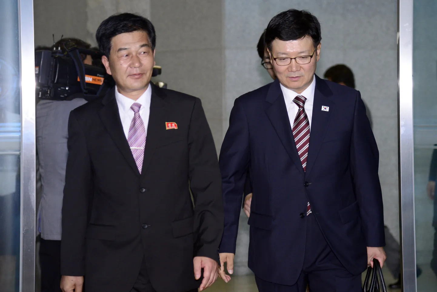 Lõuna-Korea delegaat Suh Ho (paremal) ja tema Põhja-Korea kolleeg Pak Chul-su pärast Kaesongi tööstuspargi taasavamise kõnelusi