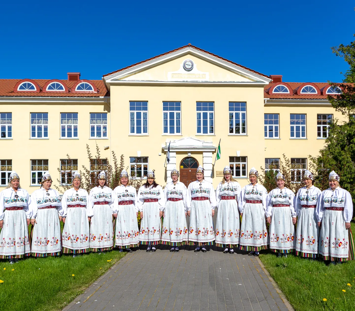 Jõhvi rahvatantsurühm Gevi on nördinud, et vallavalitsus ründab üht nende liiget, raamatukogu direktorit Ingrid Spitzi.