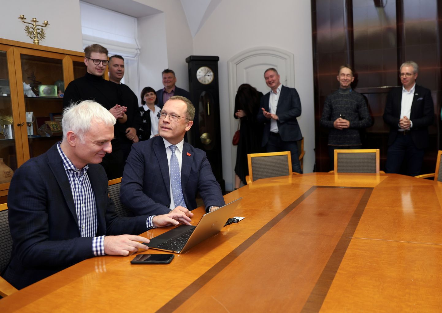 Moodsale ajale kohaselt allkirjastasid linnapea Urmas Klaas ja arhitektibüroo Kolm Pluss Üks OÜ partner Markus Kaasik lepingu digitaalselt.