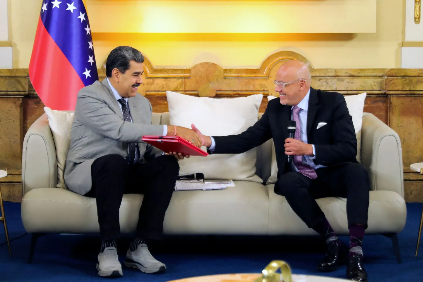 Venezuela president Nicolás Maduro (vasakul) surub Miraflorese palees kätt rahvusassamblee esimehel Jorge Rodríguezel kohtumisel, mis leidis aset pärast kokkuleppe allkirjastamist valitsuse ja opositsiooni vahel Barbadosel.