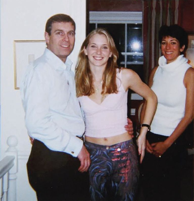 USA New Yorgi kohtu avaldatud dateerimata foto, millel on näha Briti prints Andrew (vasakul), Virginia Roberts (Giuffre) ja Ghislaine Maxwell (paremal)