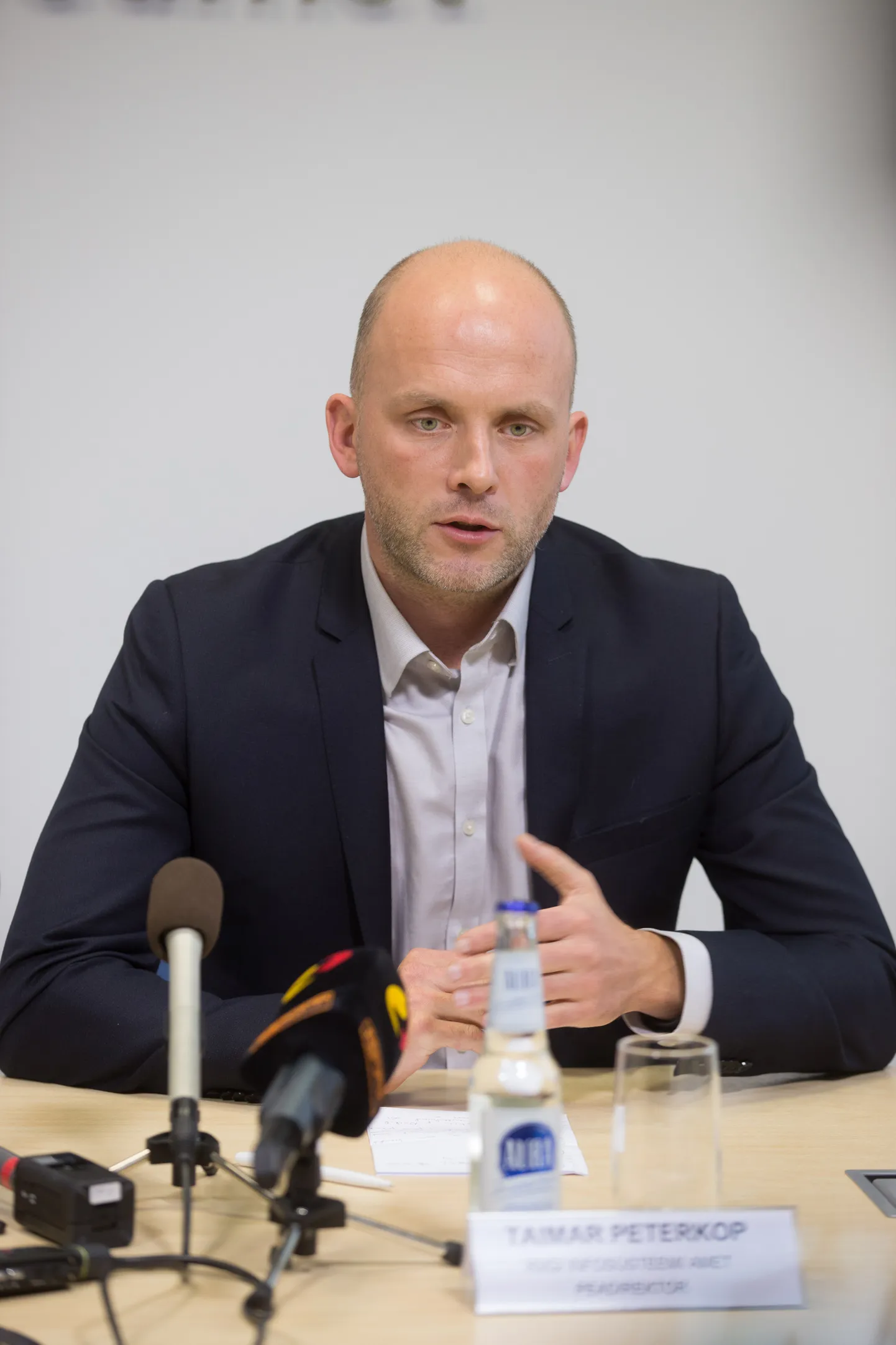 TALLINN, EESTI 03NOV17.
Politsei- ja piirivalveameti peadirektor Elmar Vaher ning Riigi Infosüsteemi Ameti peadirektor Taimar Peterkop andsid pressikonverentsil selgitusi ID-kaardi sertifikaatide sulgemise kohta.
tl/Foto Tairo Lutter/POSTIMEES