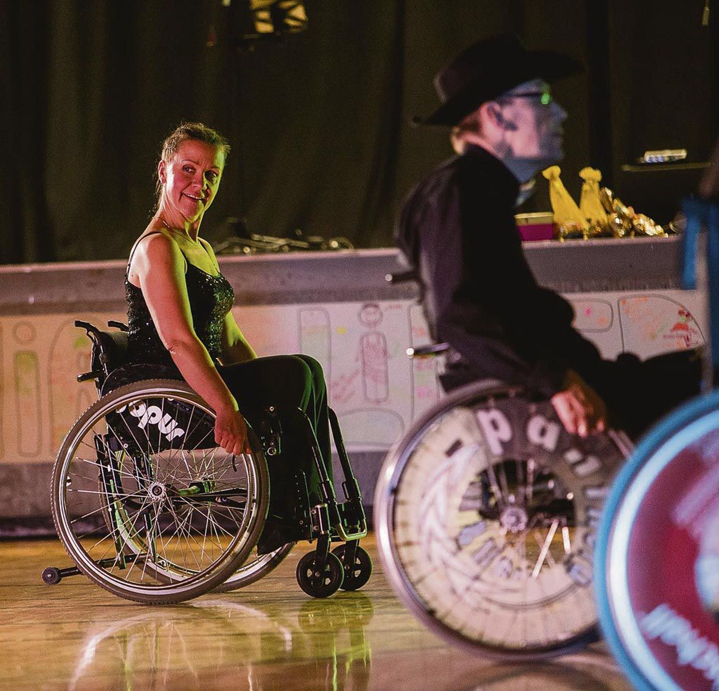 Kaie Seger näitas galal, et line-tantsu saab edukalt tantsida ratastooliski.