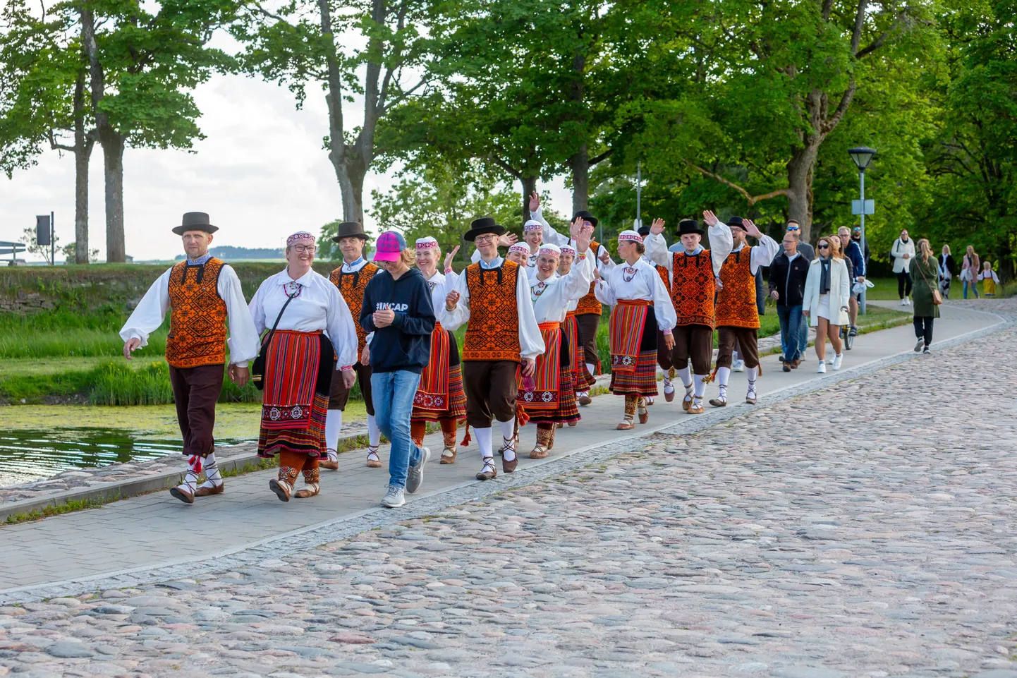 48. Tantsupidu “Oma saar” peeti tänavu juunis Kuressaare lossihoovis. Esindatud oli 62 tantsurühma kokku ligi 900 tantsijaga.
