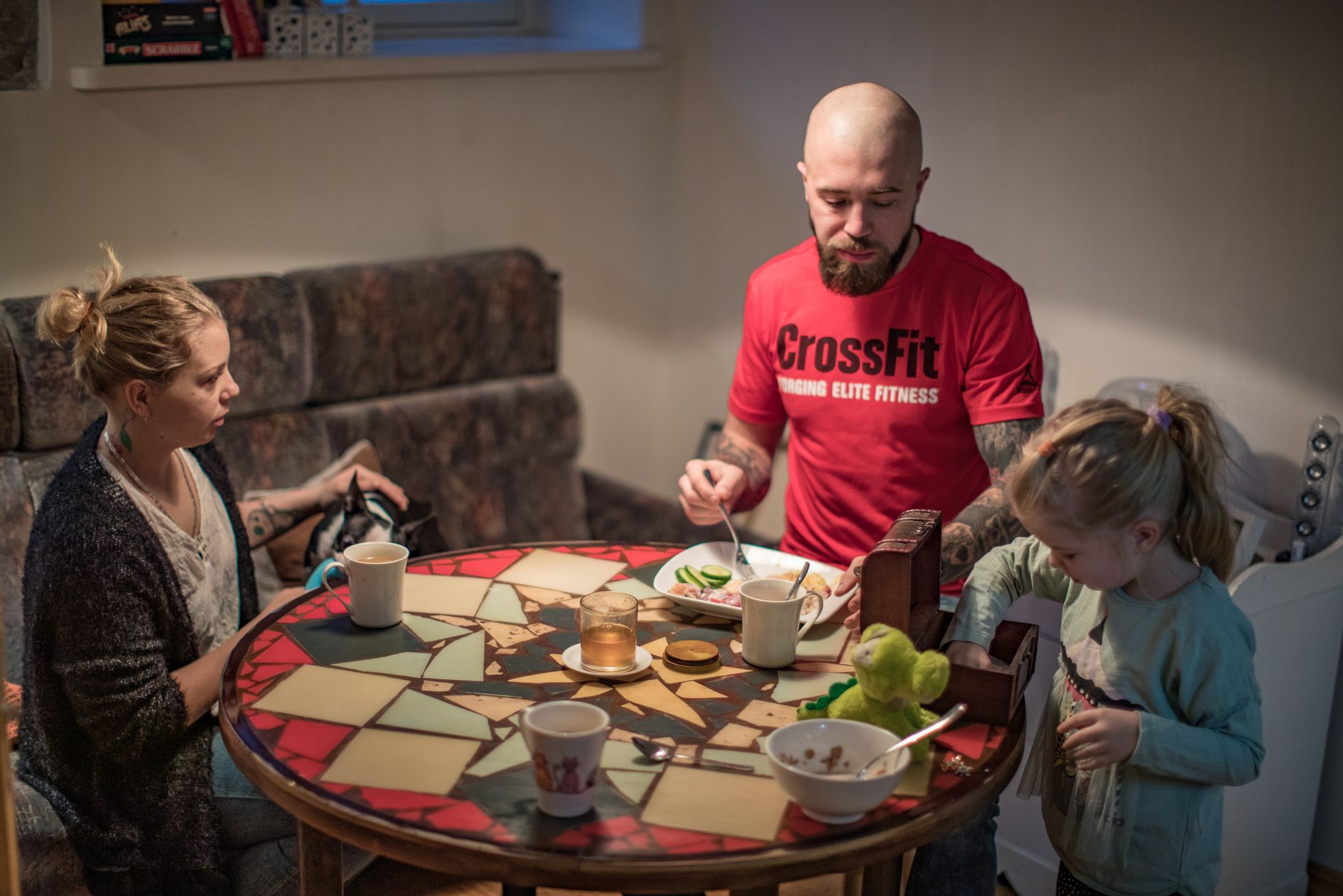 Laual on munapuder, kohv ja krõbinad – just nagu täiesti tavalisel hommikul. Kuid kui pereisa lendab paari tunni pärast neljaks kuuks Malisse missioonile, on see hommik kõike muud kui tavaline.