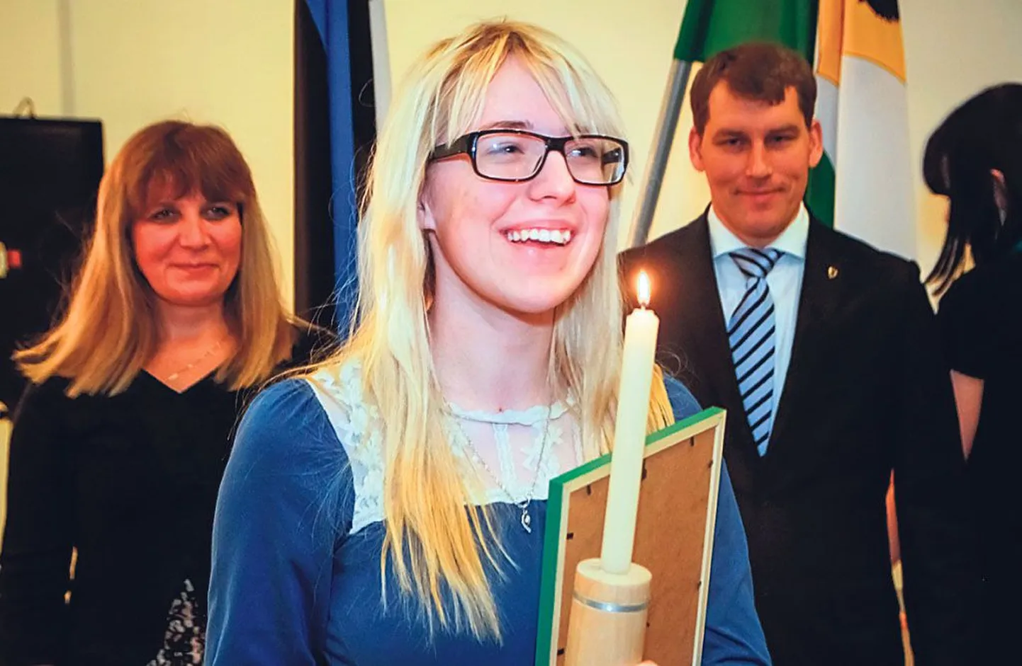 Tegus maanoor Heleri All on eakaaslastele eeskujuks, temaga koos rõõmustavad Pärnumaa Kodukandi juhatuse liige Kadri-Aija Viik ja maavanem Andres Metsoja.