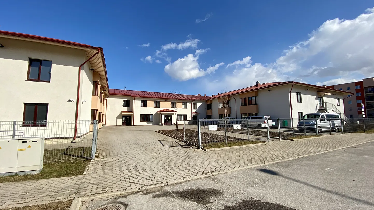 В Нарвском доме попечения 130 жильцов и 69 работников.