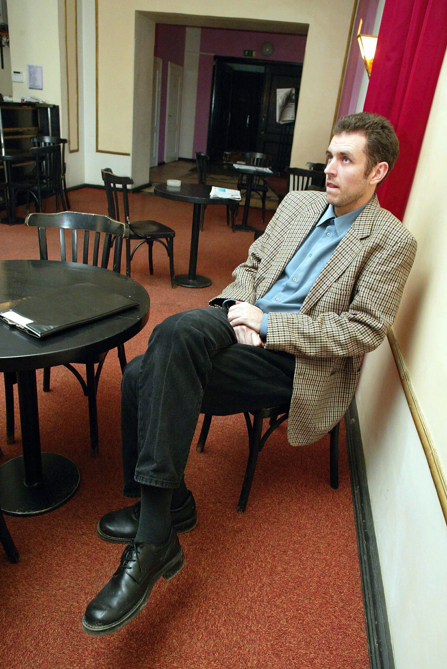 Kolleegide hinnangul on 2011. aasta tööde põhjal parim meesnäitleja Velvo Väli.
