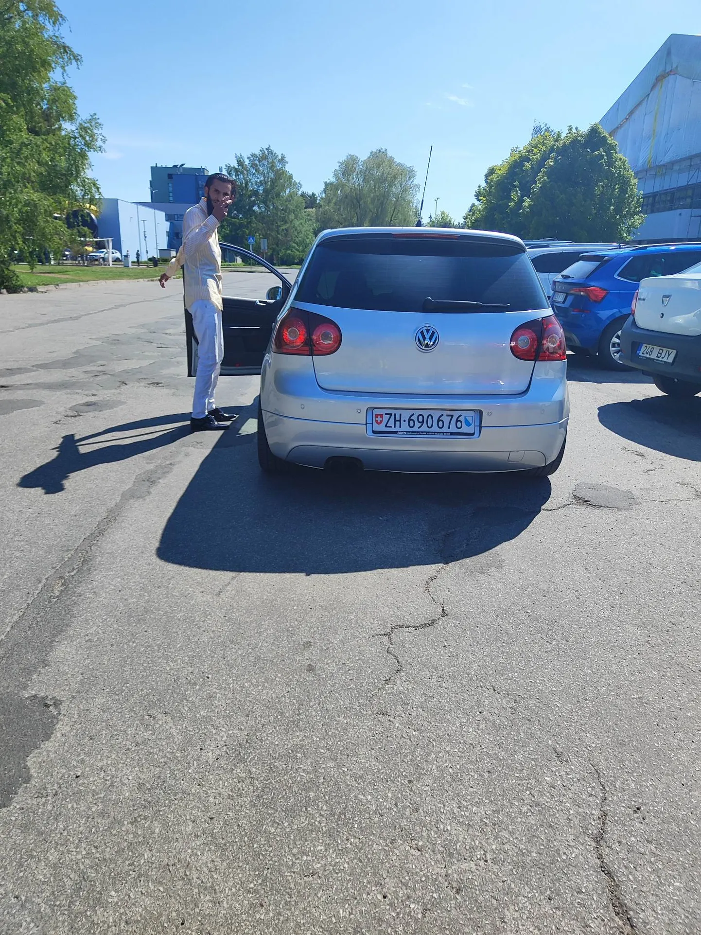 Sularaha küsinud välismaalane ärritus pärast pealtnägija sekkumist. Poilitsei palub teada anda, kui kõnealust autot märkate