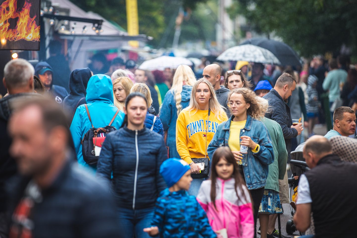 Hiljutises seireuuringus selgus haigustunnusteta või väga kergete sümptomitega nakatunuid, kes ei olnud nakkusest ise teadlikud. Üleriigiline seire annab võimaluse hinnata, kas koroonaviiruse varjatud levik võib olla laiem. Illustratiivselt pildil rahvas Uue Maailma Tänavafestivalil 6. septembril 2020 Tallinnas.