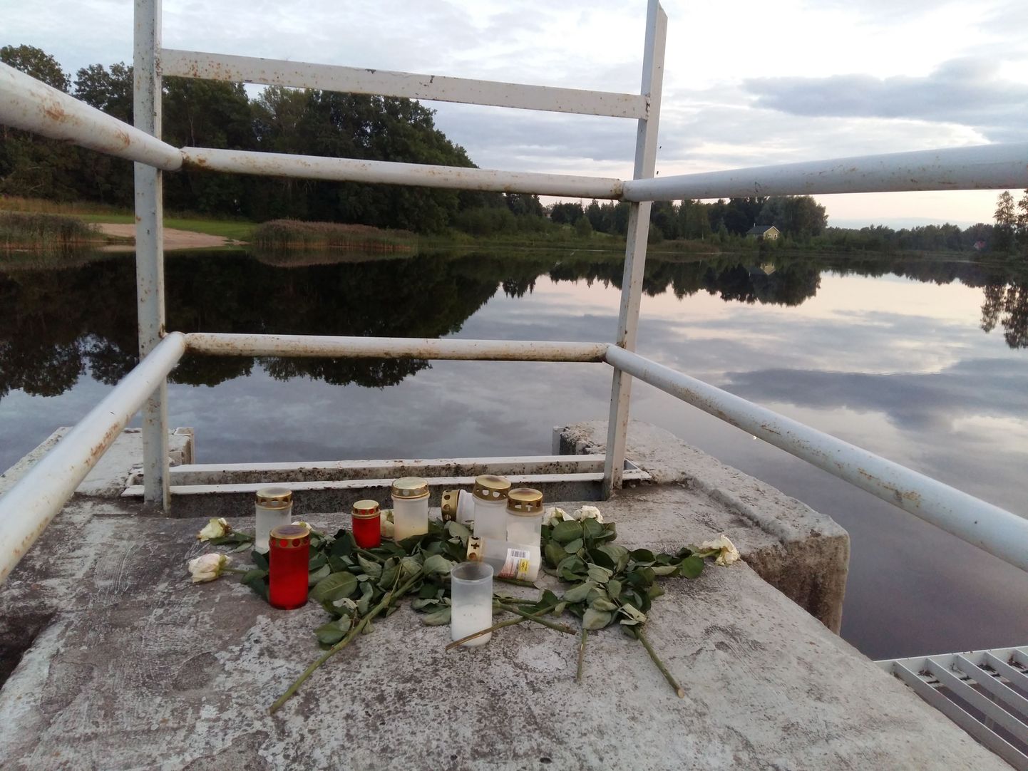 Ropka paisjärve juurde Külitsel on toodud lilli ja küünlaid uppunud noormehe mälestuseks.