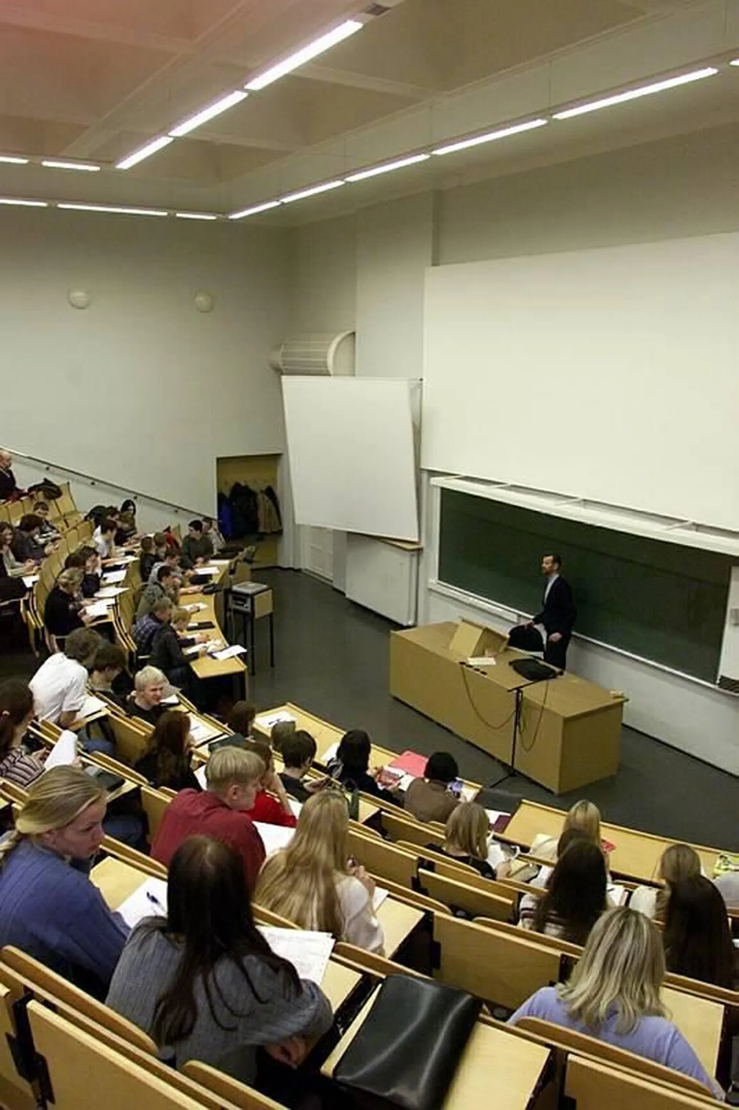 Õppetöö keemiahoone ringauditooriumis, fotomeenutus aastast 2000.
