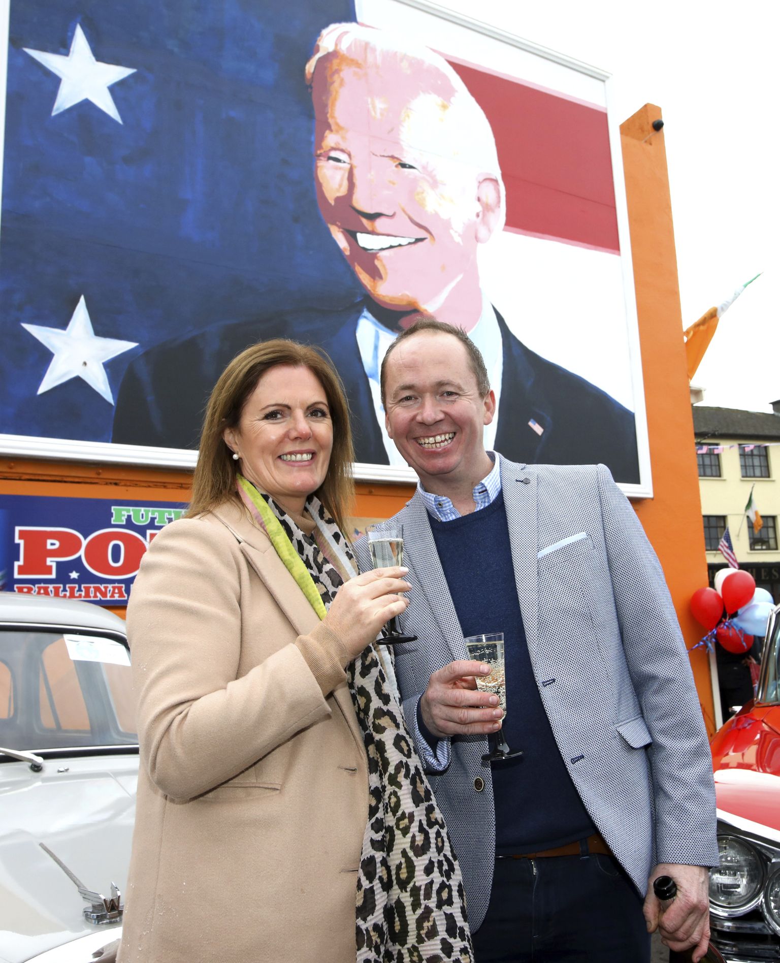 Joe Bideni sugulane Joe Blewitt ja tema abikaasa Deirdre tähistamas eile iiri juurtega demokraadi kerkimist USA presidendiks tema esivanemate kodulinnas Ballinas Iirimaa läänerannikul.