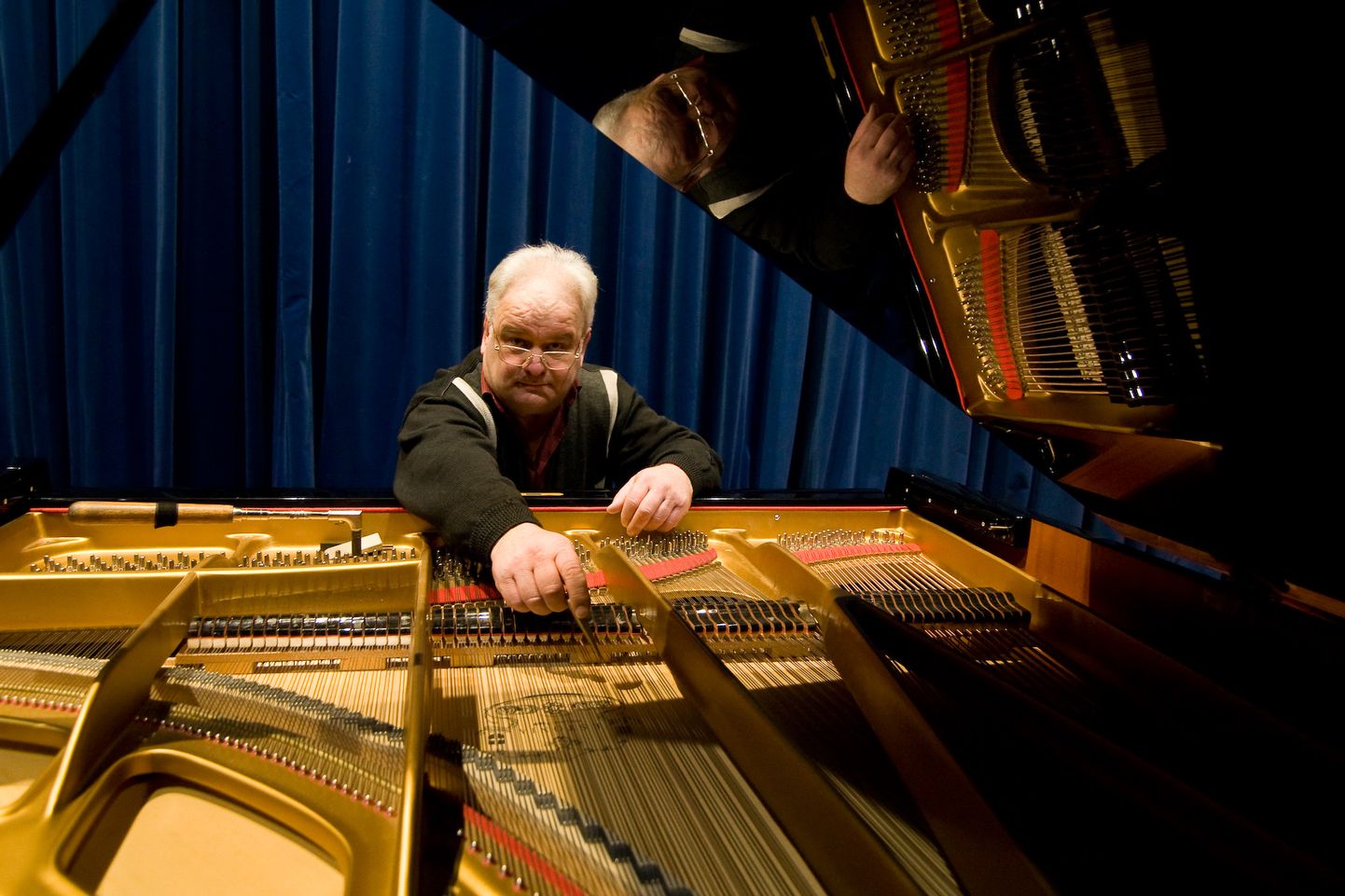 Veli Sarv, kes hooldab ja ravib Jõhvi kontserdimaja klavereid, on tuntud oma meisterlikkuse poolest üle maakonna ning tema teenust kasutatakse ka Tartu kontserdimajas.