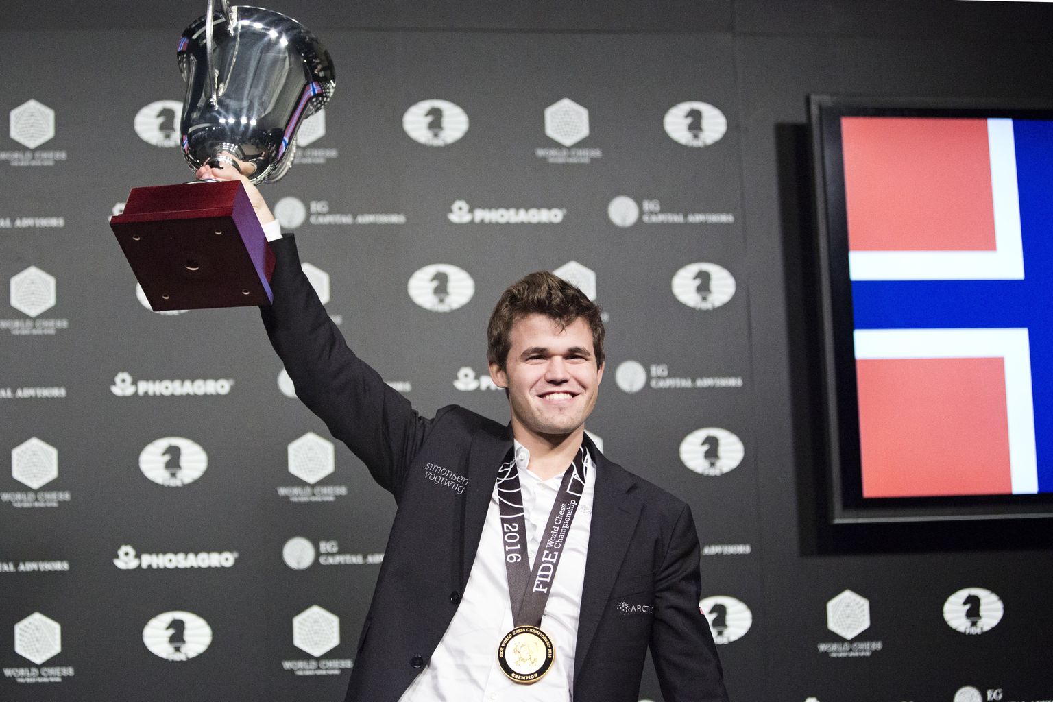 Magnus Carlsen krooniti kolmandat korda maailmameistriks.