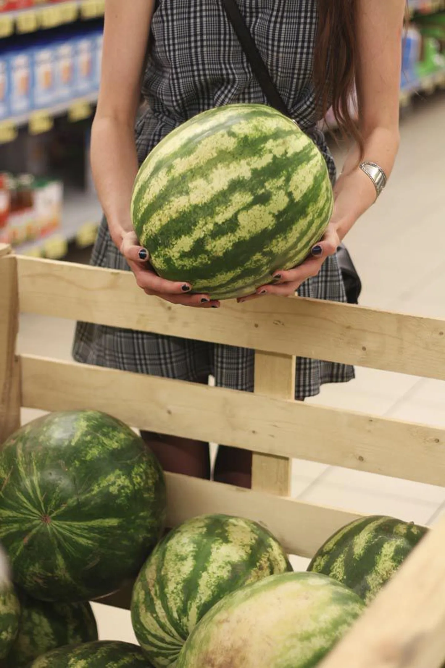 Säästumarketist võib osta küll kaheksakilose mahlaka arbuusi, kuid selle koju tassimiseks ei pruugi jaksu jätkuda.