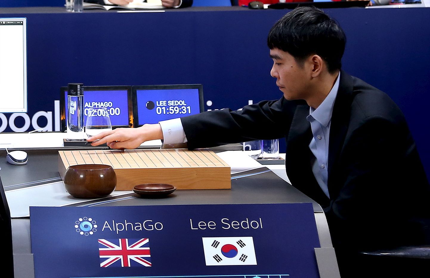 Maailma go-mängijate paremikku kuuluv Lee Sedol mängimas Google'i AlphaZero vastu.