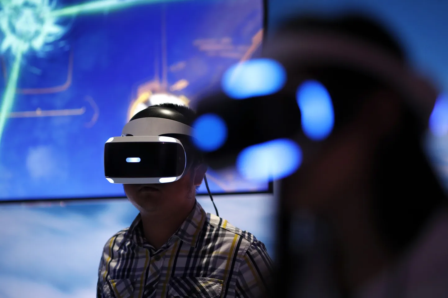 Mees virtuaalreaalsuse peaseadmega. Foto on illustratiivne.