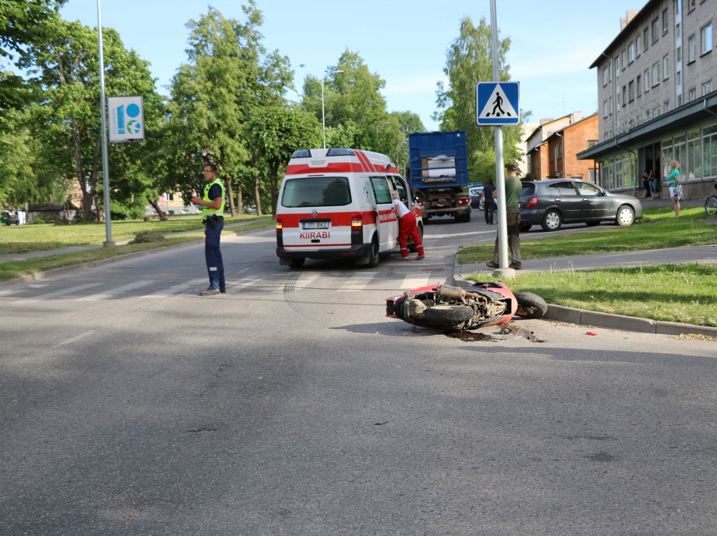 STOP-märki eiranud 25aastane mees sõitis Valgas Pika ja Kungla tänavate ristmikul mopeediga otsa peateel liikunud veoautole.