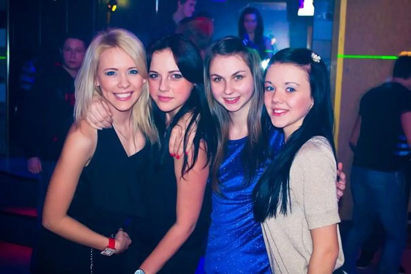Кристина Зайцева.
На этой фотографии мы в ночном клубе, совместный отдых.  Яаника, Марина, Виктория и Кристина (Я).