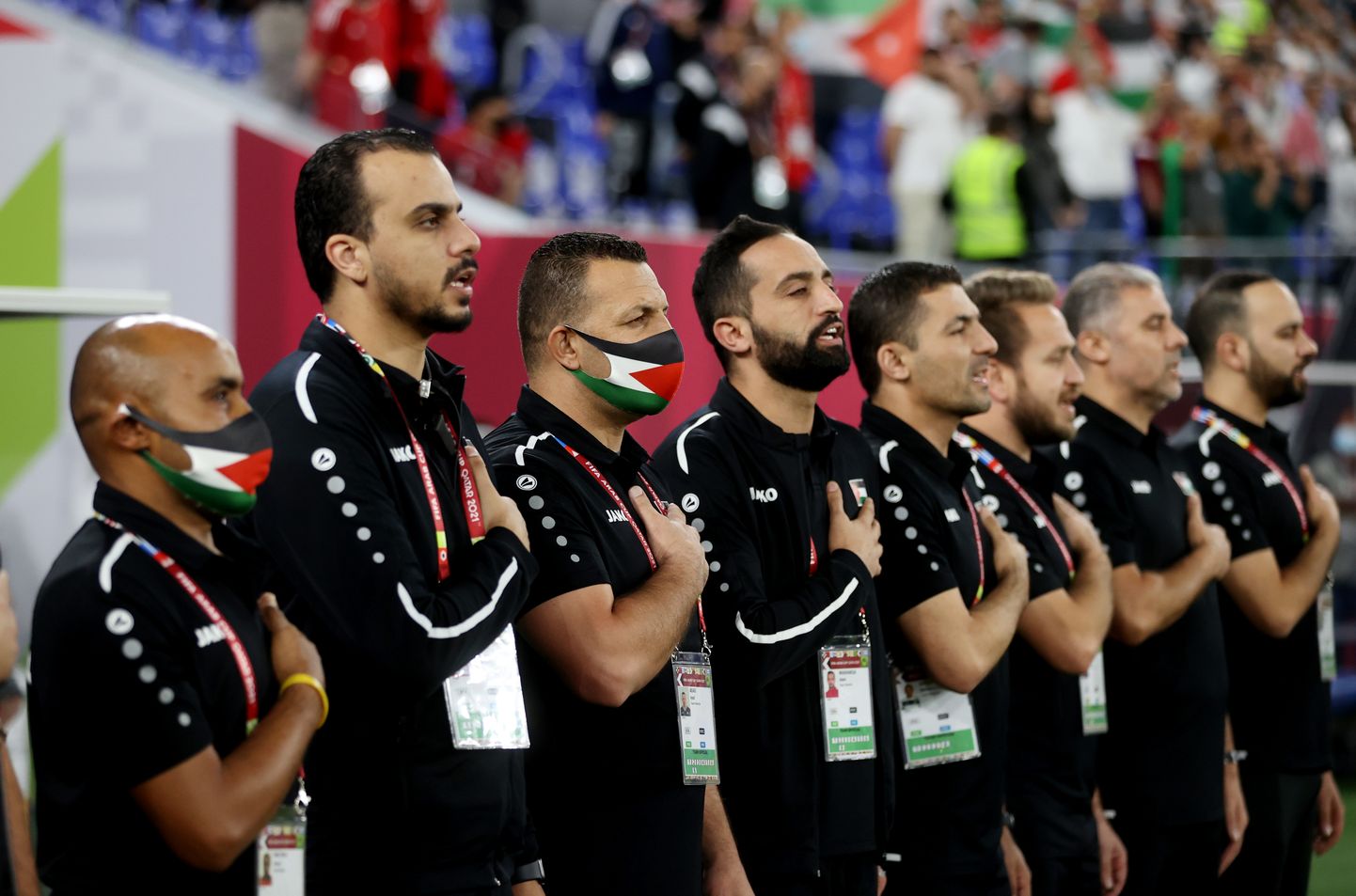 Jordaania ja Palestiina jalgpallikoondis mängis Araabia meistrivõistlustel 7. detsembril 2021 Kataris Dohas. Pildil Palestiina jalgpallurid oma hümni  laulmas