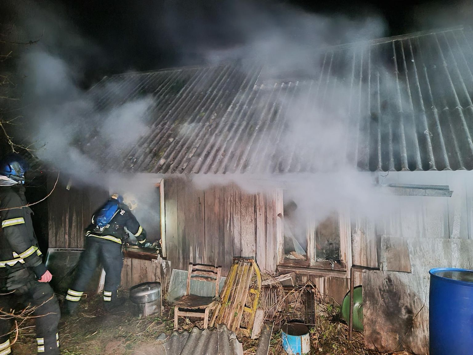 Põlenud saunamaja sai suitsu- ja kustutusvee kahjustusi. Päästjate esialgsel hinnangul võis kahjutuli alata hooletusest küünla põletamisel.