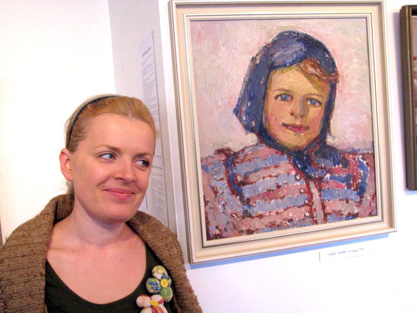Lydia Nirgi lapselaps Marie Soosaar kõrvu vanaema maalitud portreega.