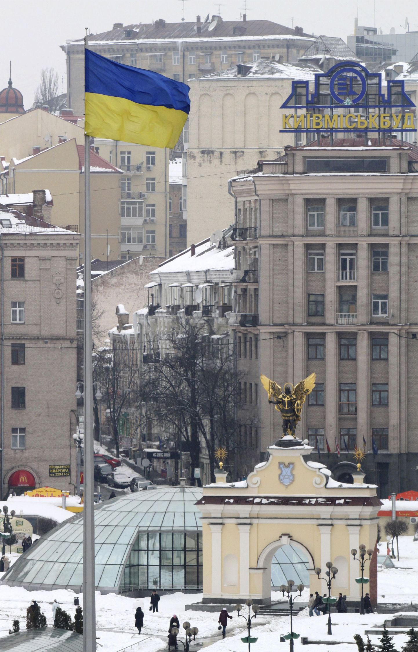 Ukraina rahvuslipp Iseseisvusväljakul Kiievis.
