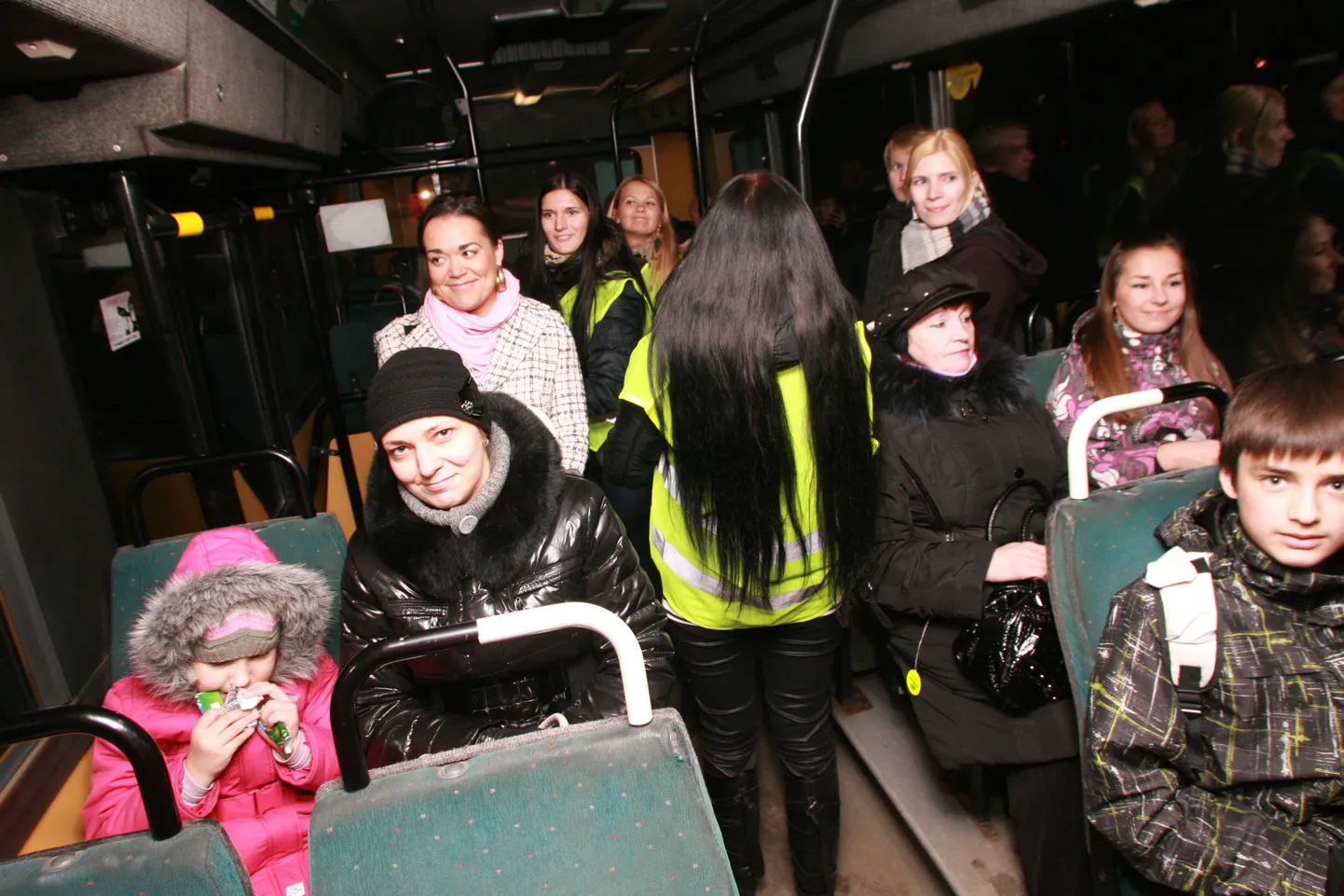 Liikluspolitseinik Alo Kirsimäe soovitab vanemal endal istuda akna all ja laps panna istuma vahekäigu poole.