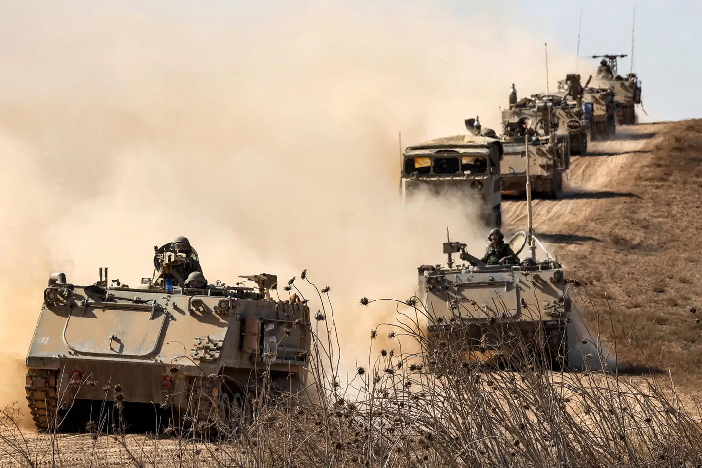 Iisraeli jalaväe lahingmasinad Gaza piiri lähistel 13. oktoobril 2023. aastal.