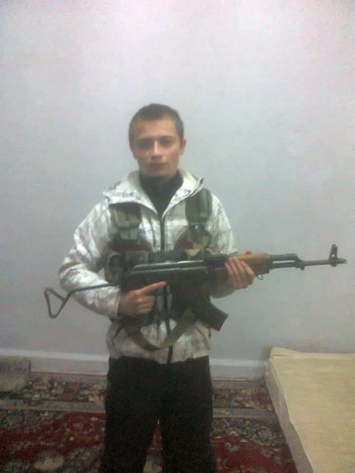 Propagandapilt. Kui Robert YPG peakontorisse saabus, anti talle relv kätte lihtsalt selleks, et temast pilti teha ja välismaailmale järjekordse vabatahtliku sõduri tulekust teada anda.