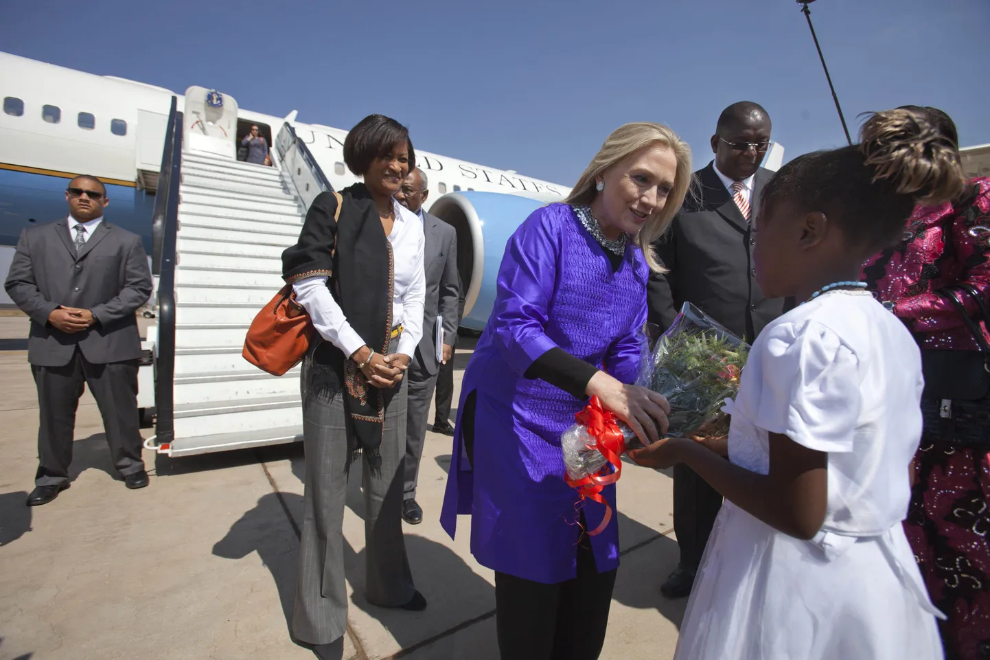 Hillary Clinton (keskel)