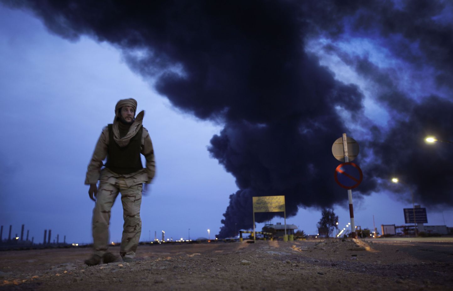 Liibüas eelmisel nädalavahetusel põlenud naftarafineerimistehase suits.