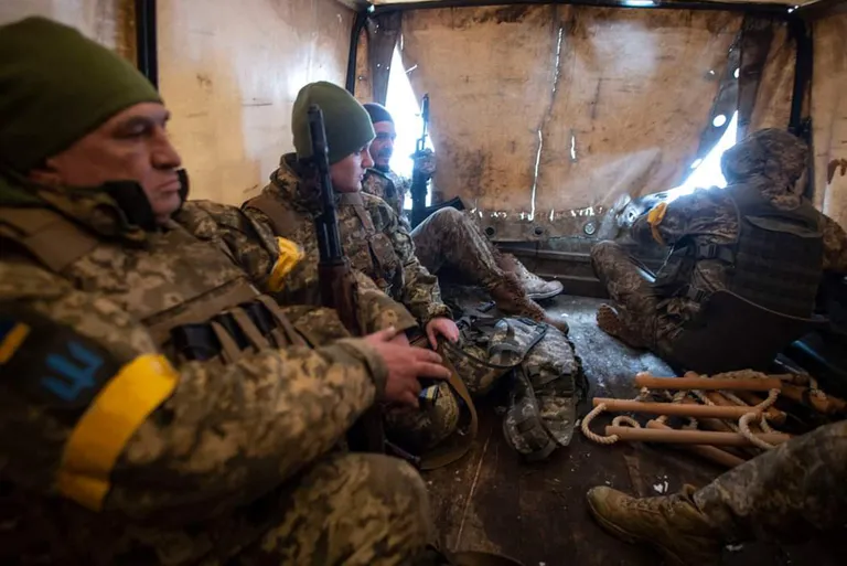 Ukraina sõjaväelased eile armee avalikustatud fotol teadmata kohas Ukrainas.