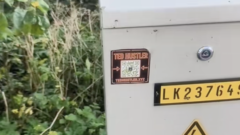 HOIATAV VIDEO ⟩ Laste igapäevasele kooliteele paigaldati narkolehele suunavad QR-koodid: kurjategijad jahivad noori ja lapsi