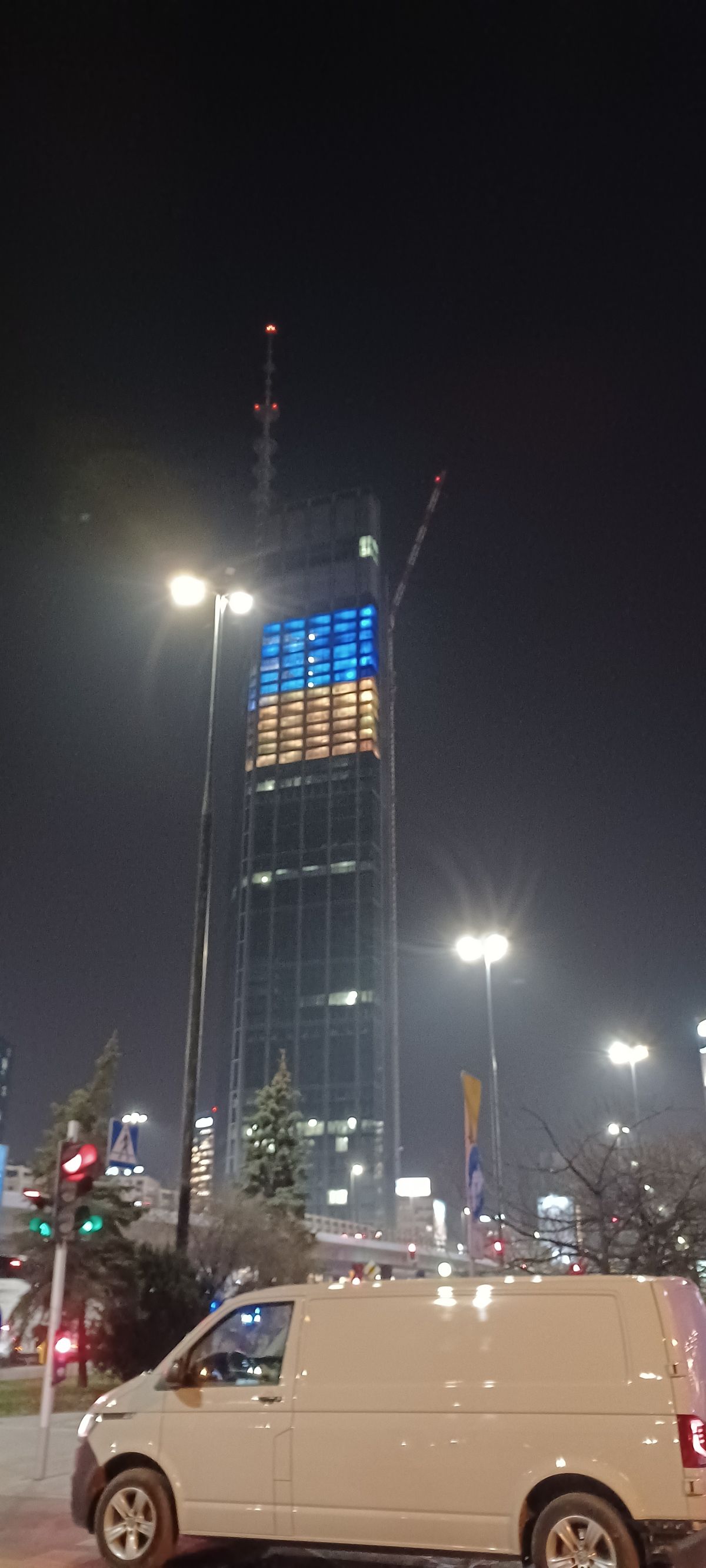 Подсветка в цвета флага Украины на одном из небоскребов в Варшаве