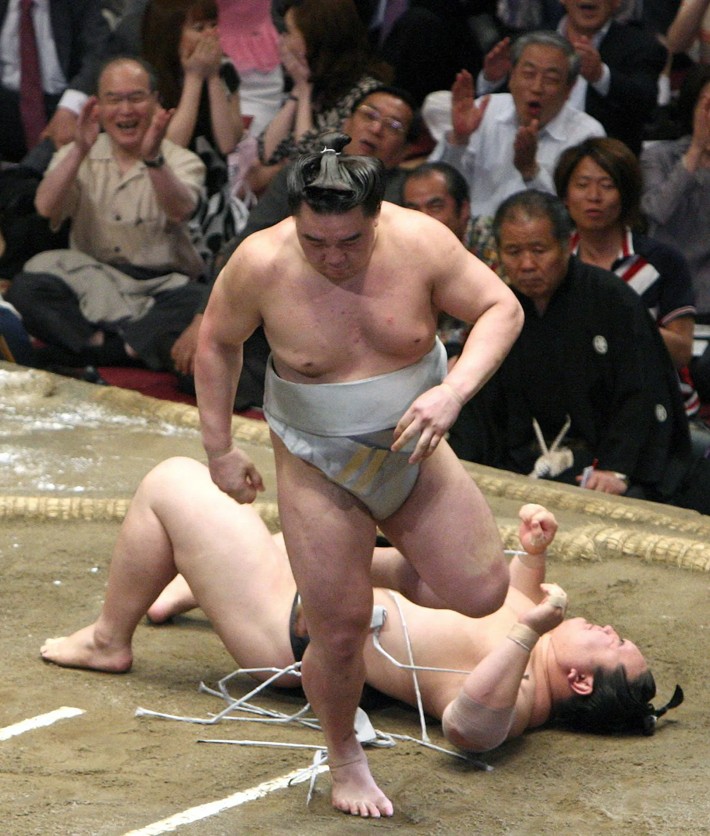 Harumafuji (püsti) teenis turniirivõidu.