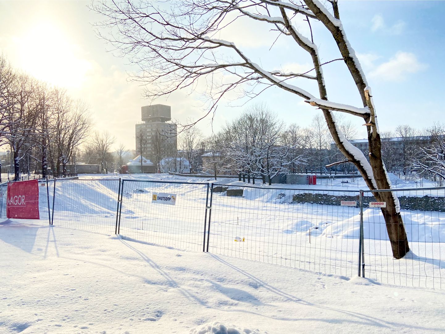 Сегодняшний вид на замершую стройплощадку парка уличного спорта на нарвской улице Тулевику.