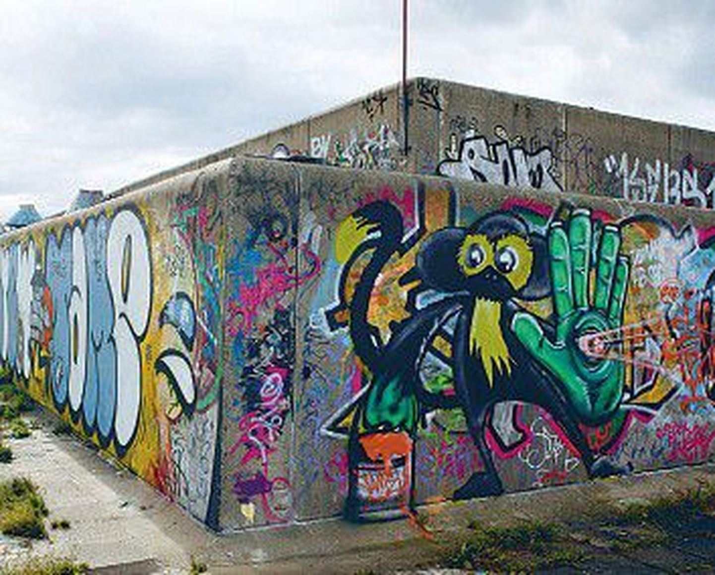 Наружные стены Горхолла облюбовали поклонники граффити.