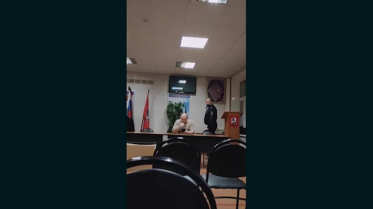 Одна из задержанных в тот день в ОВД Братеево сумела тайно снять "человека в бежевом"