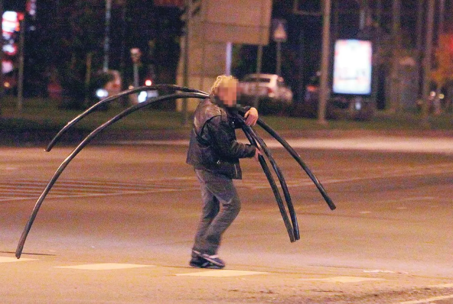 Riia maantee ja Papiniidu ristmiku lähedal näeb õhtuti sageli kaablijuppidega ringi askeldavaid mehi.